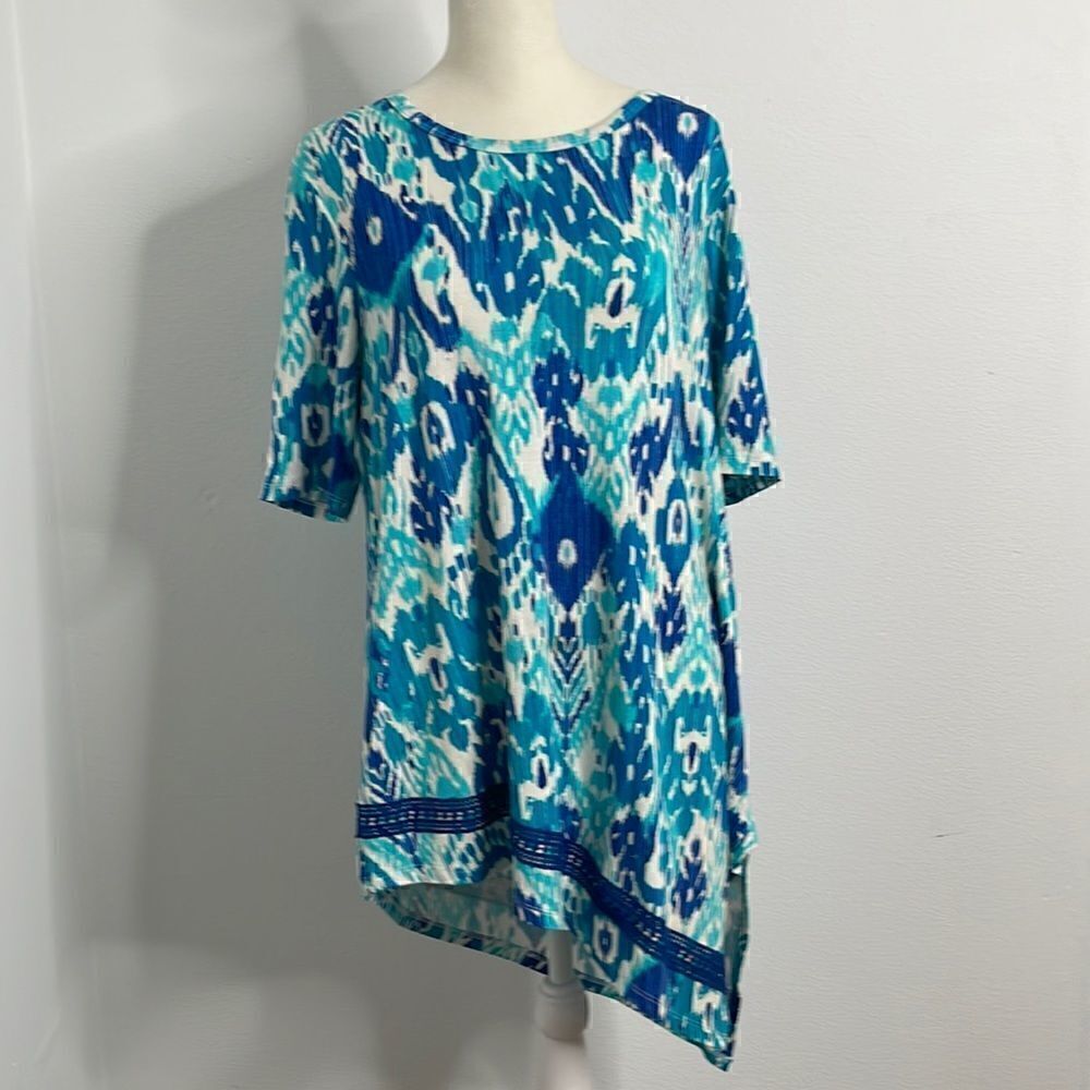 Chicos asymmetrical shirt.  Size 1.  Or Size M (8).   Soft Rayon.